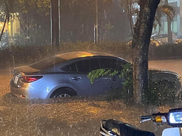 Nhiều ô tô ở Hà Nội bị mưa 'cuốn bay' biển số ảnh 7