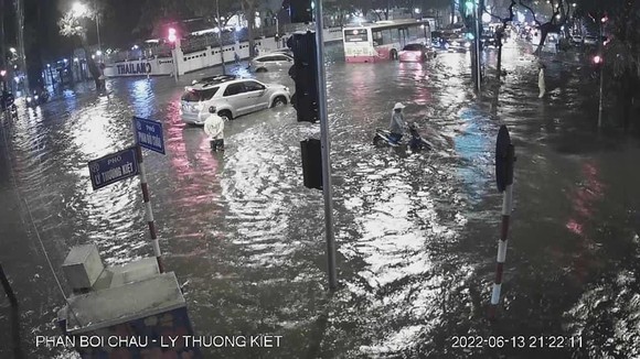 Nhiều ô tô ở Hà Nội bị mưa 'cuốn bay' biển số ảnh 6