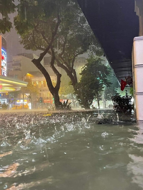 Nhiều ô tô ở Hà Nội bị mưa 'cuốn bay' biển số ảnh 4