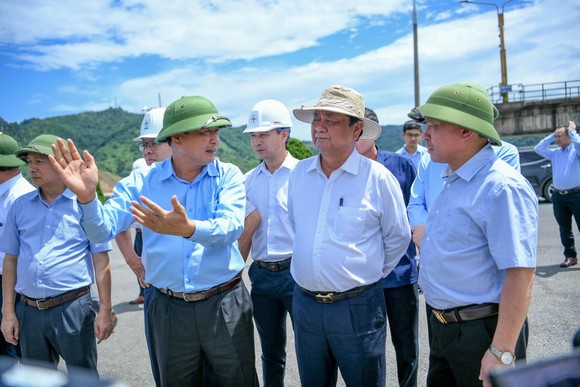 EVN lo thiếu điện khi đang xả lũ quá tay ảnh 1