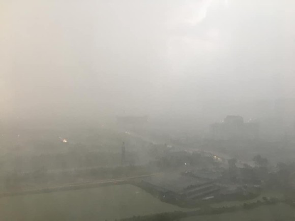 Hà Nội xuất hiện gió lốc, mưa lớn, gây ngập nhiều tuyến phố ảnh 4