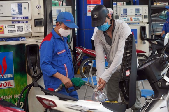 Giá xăng giảm 'sốc' hơn 3.000 đồng/lít ảnh 1