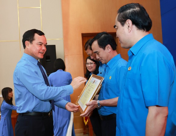 Ông Nguyễn Đình Khang trao bằng khen của Công đoàn Việt Nam cho các tập thể xuất sắc