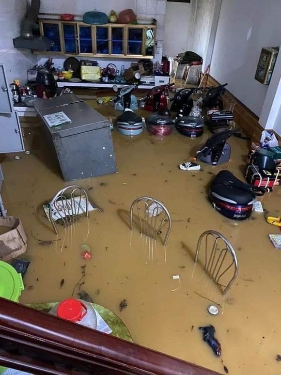 Mưa lớn, nước ngập lưng nhà, nhiều người dân ở Lào Cai không có chỗ ngủ ảnh 5