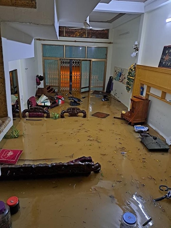 Mưa lớn, nước ngập lưng nhà, nhiều người dân ở Lào Cai không có chỗ ngủ ảnh 3