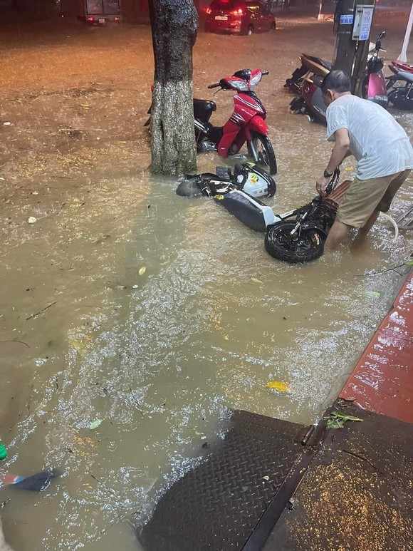 Mưa lớn, nước ngập lưng nhà, nhiều người dân ở Lào Cai không có chỗ ngủ ảnh 6
