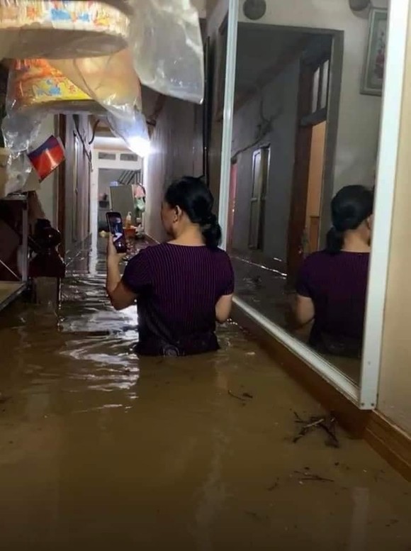 Mưa lớn, nước ngập lưng nhà, nhiều người dân ở Lào Cai không có chỗ ngủ ảnh 7