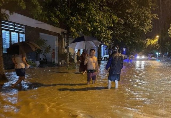 Mưa lớn, nước ngập lưng nhà, nhiều người dân ở Lào Cai không có chỗ ngủ ảnh 1