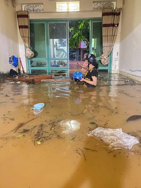 Mưa lớn, nước ngập lưng nhà, nhiều người dân ở Lào Cai không có chỗ ngủ ảnh 2