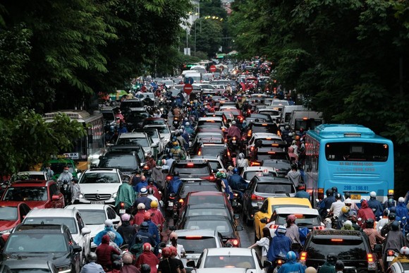 Nhiều tuyến đường ở Hà Nội ùn tắc nghiêm trọng vì mưa bão ảnh 4