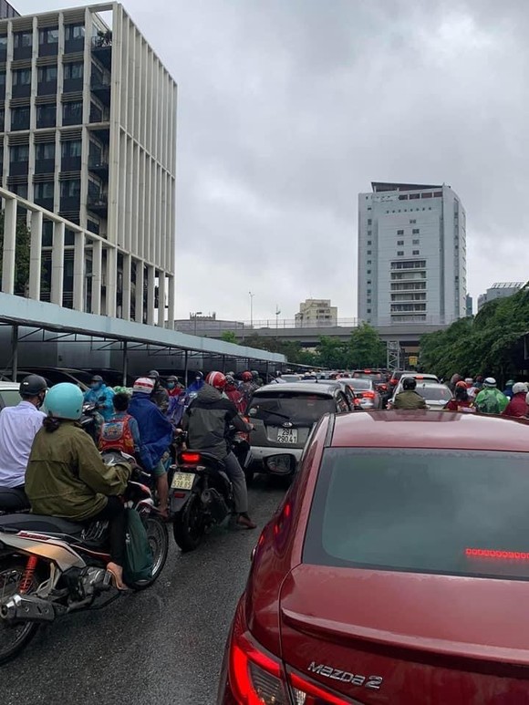 Nhiều tuyến đường ở Hà Nội ùn tắc nghiêm trọng vì mưa bão ảnh 2