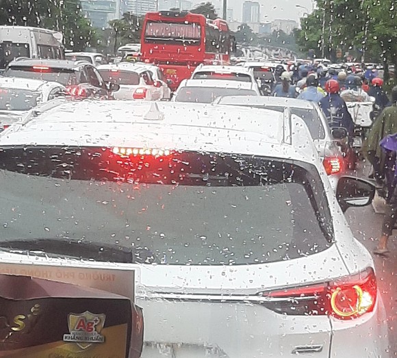 Bão tan, mưa dông vẫn còn ảnh 10