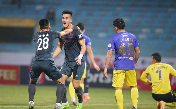 Hà Nội FC (phải) đã để thua cả 2 trận đầu mùa giải năm nay.