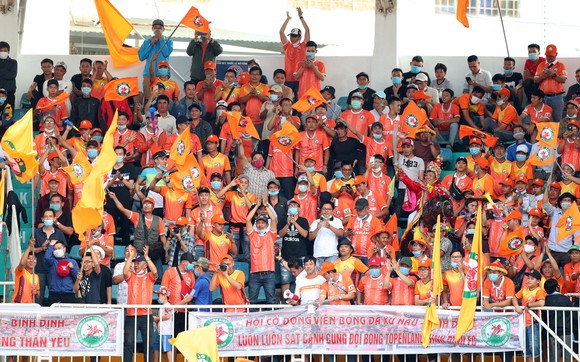 Sân Quy Nhơn luôn đông đảo khán giả.