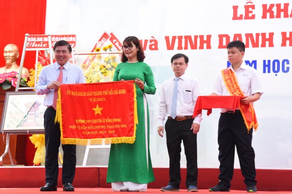Chủ tịch Quốc Hội Nguyễn Thị Kim Ngân dự lễ khai giảng Trường THPT chuyên Lê Hồng Phong ảnh 4