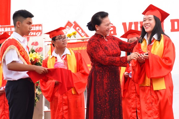 Chủ tịch Quốc Hội Nguyễn Thị Kim Ngân dự lễ khai giảng Trường THPT chuyên Lê Hồng Phong ảnh 3