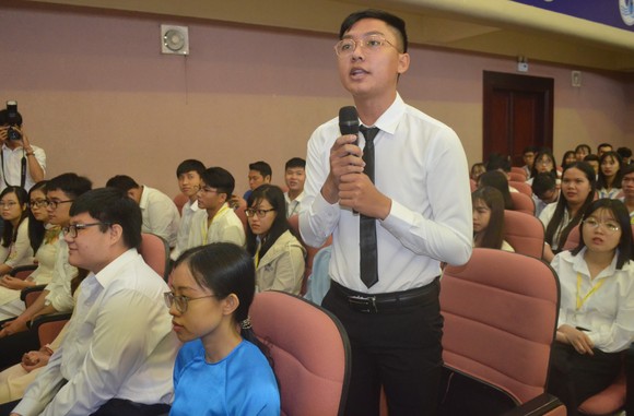 Phó Thủ tướng Vương Đình Huệ nói chuyện với sinh viên về tự chủ đại học ảnh 3
