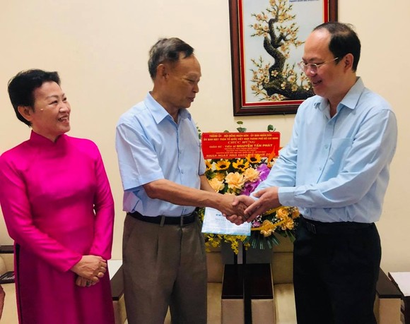 Đồng chí Nguyễn Hồ Hải, Phó Bí thư Thành ủy, Trưởng ban Tổ chức Thành ủy đã đến thăm, chúc mừng PGS-TS Nguyễn Tấn Phát