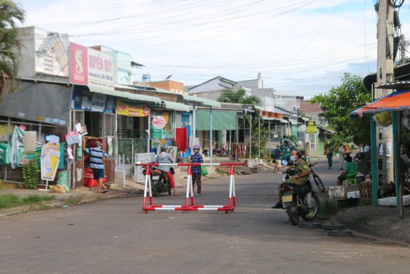 Một Chủ tịch UBND phường ở Bình Thuận bị yêu cầu đình chỉ công tác vì lơ là chống dịch ảnh 1