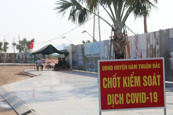 Phê bình chủ tịch xã để người về từ vùng dịch đi ăn nhậu, xem bóng đá ảnh 1