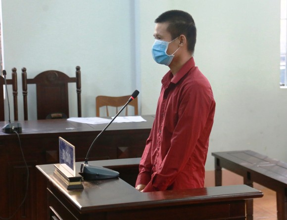 12 tháng tù cho người vượt chốt kiểm dịch, tông vào xe của công an ảnh 1
