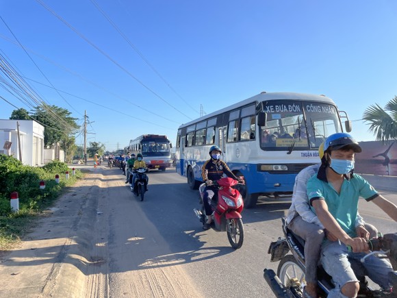 Ùn tắc nghiêm trọng tại chốt kiểm soát 'vùng đỏ' trên quốc lộ 28 qua tỉnh Bình Thuận ảnh 3