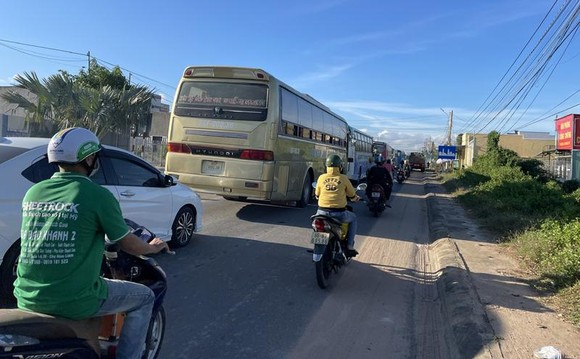 Ùn tắc nghiêm trọng tại chốt kiểm soát 'vùng đỏ' trên quốc lộ 28 qua tỉnh Bình Thuận ảnh 4