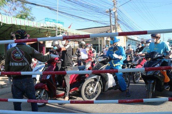 Ùn tắc nghiêm trọng tại chốt kiểm soát 'vùng đỏ' trên quốc lộ 28 qua tỉnh Bình Thuận ảnh 6