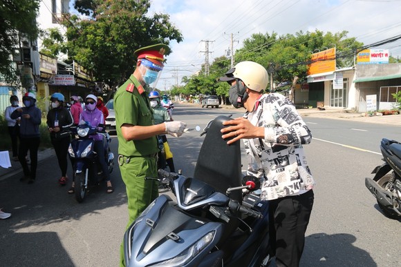 Người dân TP Phan Thiết băn khoăn việc bị xử phạt khi ra, vào 'vùng đỏ' ảnh 3