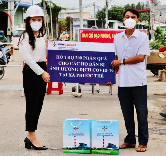 Công ty Nhiệt điện Vĩnh Tân hỗ trợ hàng trăm phần quà cho các hộ dân "vùng đỏ" huyện Tuy Phong ảnh 1