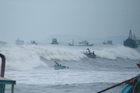Bình Thuận: Sóng lớn làm chìm 5 tàu cá, 1 người chết ảnh 1