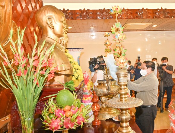 Thủ tướng dâng hương tưởng niệm Chủ tịch Hồ Chí Minh tại Bình Thuận ảnh 2