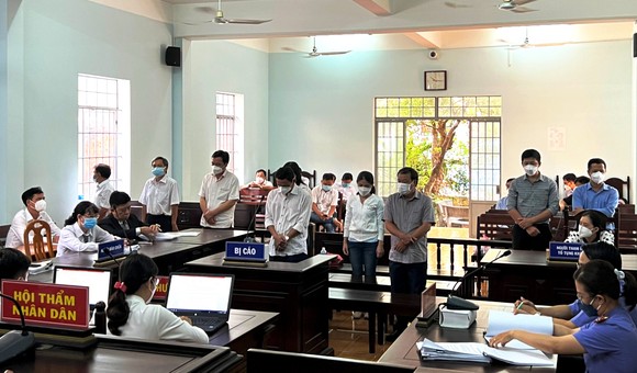 10 cựu cán bộ, nhân viên Văn phòng Đăng ký đất đai và Chi cục Thuế TP Phan Thiết lãnh án ảnh 1