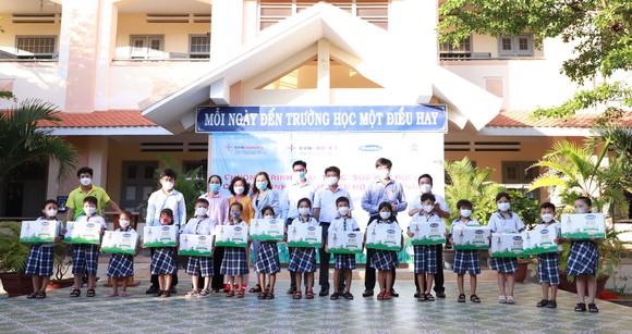 Nhiệt điện Vĩnh Tân trao tặng hơn 118.000 hộp sữa cho học sinh Bình Thuận ảnh 2