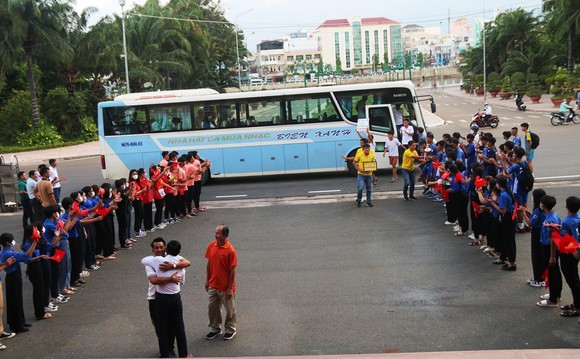 Lễ đón đội tuyển bóng đá Bình Thuận thăng hạng sau gần 30 năm chờ đợi ảnh 2