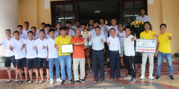   Lễ đón đội tuyển bóng đá Bình Thuận thăng hạng sau gần 30 năm chờ đợi ảnh 3