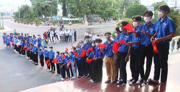   Lễ đón đội tuyển bóng đá Bình Thuận thăng hạng sau gần 30 năm chờ đợi ảnh 1