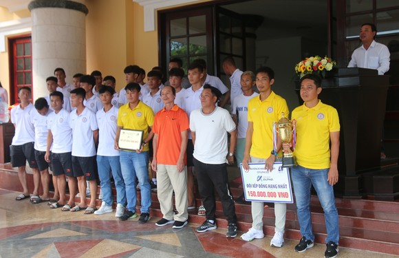   Lễ đón đội tuyển bóng đá Bình Thuận thăng hạng sau gần 30 năm chờ đợi ảnh 4