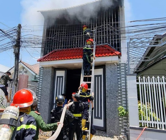 Khẩn trương tìm kiếm 3 mẹ con mắc kẹt trong ngôi nhà bị cháy ảnh 1