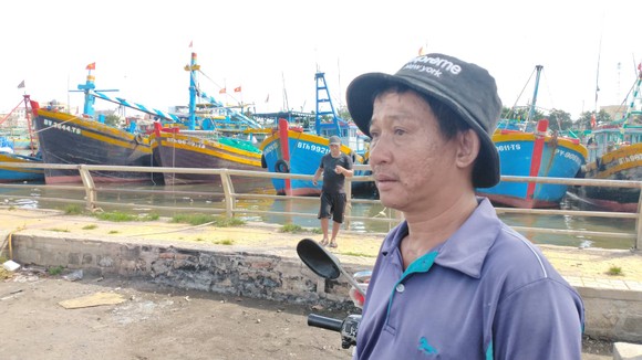 Thiếu hụt nguồn dầu vào thời điểm khai thác chính vụ, ngư dân Bình Thuận lao đao ảnh 1