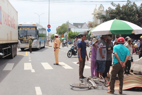 Bình Thuận: Xe tải tông hàng loạt xe máy, xe đạp làm 2 người tử vong tại chỗ ảnh 1