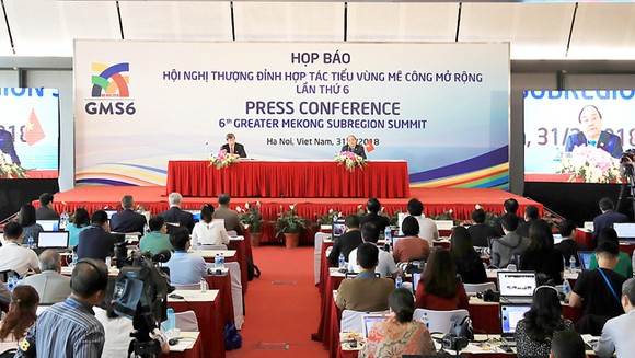 Thủ tướng Nguyễn Xuân Phúc và Chủ tịch Ngân hàng Phát triển châu Á (ADB) Takehiko Nakao chủ trì  Họp báo thông báo kết quả Hội nghị Thượng đỉnh hợp tác Tiểu vùng Mekong mở rộng (GMS) lần thứ 6    