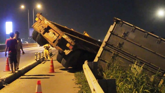 Xe container lật nhào, văng khỏi đường cao tốc TPHCM - Long Thành - Dầu Giây ảnh 1