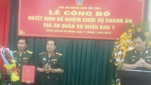 Trung tướng Nguyễn Văn Hạnh trao quyết định bổ nhiệm cho trung tá Trần Giang Nam