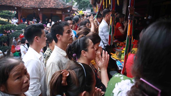 Hàng vạn người đổ về chùa Hương (Hà Nội) trong ngày khai hội gây tình trạng ách tắc cục bộ.  Ảnh: THU HÀ