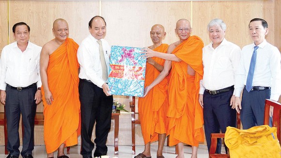 Thủ tướng Nguyễn Xuân Phúc tặng quà chúc Tết Chôl Chnăm Thmây  tại Học viện Phật giáo Nam tông Khmer. Ảnh: MINH NGỌC