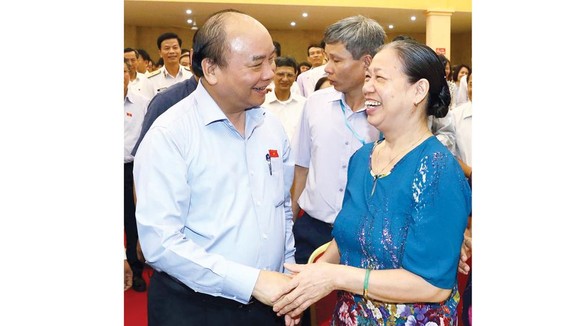 Thủ tướng Nguyễn Xuân Phúc với cử tri  huyện Kiến Thụy, thành phố Hải Phòng. Ảnh: TTXVN