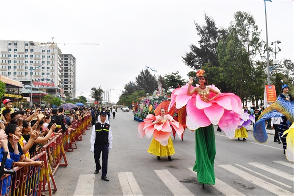 Lễ hội Du lịch Biển Sầm Sơn 2020 mở màn sôi động với Carnival đường phố rực rỡ ảnh 6