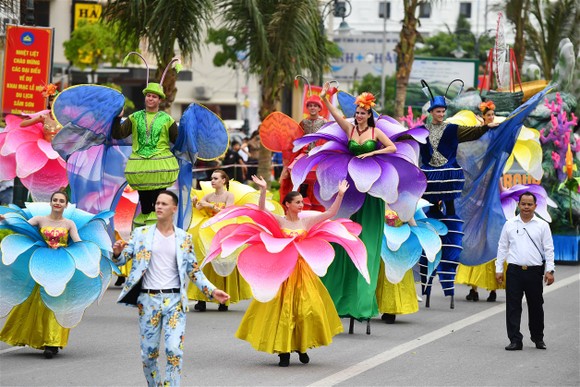 Lễ hội Du lịch Biển Sầm Sơn 2020 mở màn sôi động với Carnival đường phố rực rỡ ảnh 1