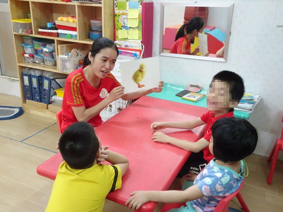Cô Nguyễn Hạnh Linh Đan, giáo viên Trường Mầm non 8 (quận 3), hỗ trợ trẻ khuyết tật học hòa nhập